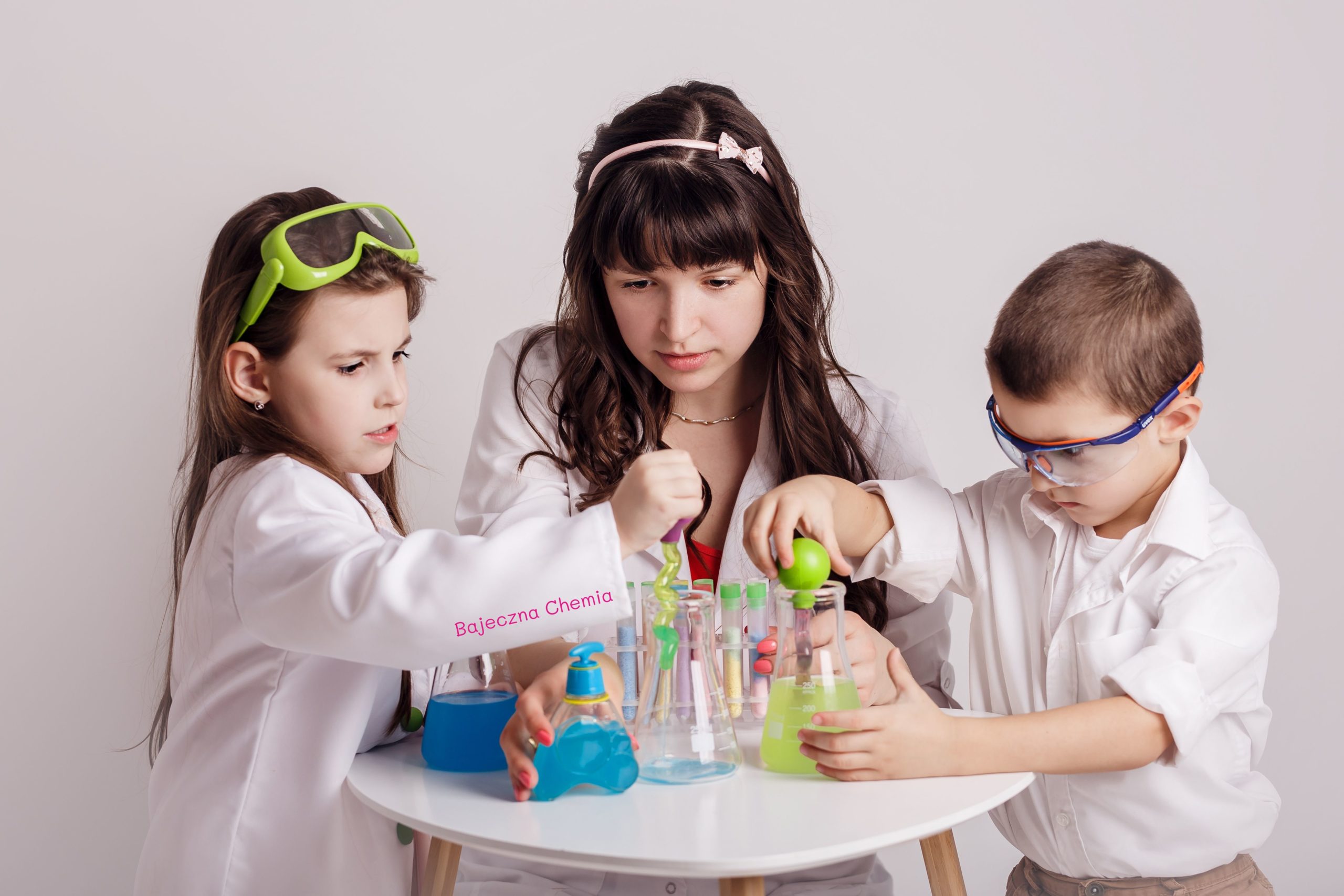 Dzieci eksperymentują w Bajecznej Chemii